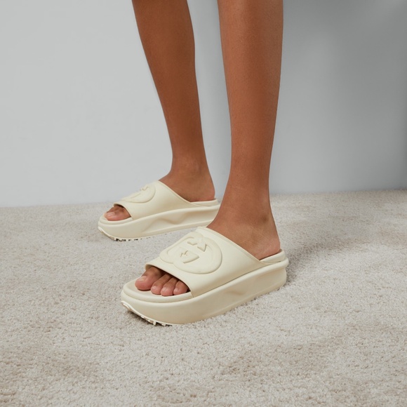 GUCCI WOMEN'S SLIDE SANDAL WITH INTERLOCKING G - Picture 1 of 8